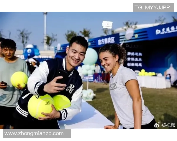 上海热销足球明星签名商品吸引众多球迷热情追捧 上海热销足球明星签名商品吸引众多球迷热情追捧